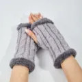 Graue Zopfstrick fingerlose Handschuhe mit flauschigem Plüschrand für Herbst und Winter. - Hellgrau
