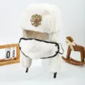 Cappello ushanka invernale bianco con distintivo metallico e maschera, caldi colbacco. - Aquila bicefala bianca