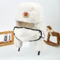 Cappello bomber Ushanka in peluche bianco con maschera facciale e stemma stella rossa. - Emblema spiga di grano bianco