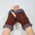 Braune Strick-Fingerlingshandschuhe mit grauem Plüschbesatz, warme Winter-Armwärmer Damen. - Kaffeebraun