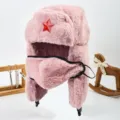 Cappello invernale ushanka in peluche rosa con maschera facciale e distintivo stella rossa - Martello e ascia rosa