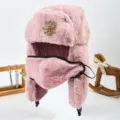 Colbacco invernale rosa con maschera facciale e distintivo russo, morbido cappello caldo. - Aquila bicefala rosa
