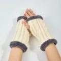 Weiße grobgestrickte Armwärmer mit Plüschrand, kuschelige Winter Pulswärmer Strickhandschuhe. - Beige