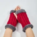 Rote Strick-Fingerlosshandschuhe mit grauem flauschigem Kunstfell, gemütliche Winterwärmer. - Burgunderrot