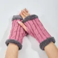 Rosa Zopfmuster fingerlose Handschuhe mit Plüschrand, warme Winter Armstulpen für Frauen. - Fleischrosa