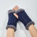 Dunkelblaue Zopfstrick-Fingerlose Handschuhe mit flauschigem grauen Pelzbesatz, Winterwärmer. - Marineblau
