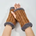 Gemütliche Strick-Fingerhandschuhe mit Plüschbündchen, warme Zopfmuster-Armwärmer für den Winter. - Dunkelbeige