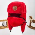 Cappello invernale in peluche rosso con paraorecchie e stemma con aquila d'oro per freddo - Aquila bicefala rossa
