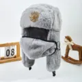 Cappello ushanka in pelliccia ecologica grigia con stemma russo e maschera per l'inverno. - Aquila bicefala grigia