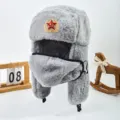 Colbacco invernale grigio con distintivo stella rossa sovietica, paraorecchie e maschera in peluche. - Logo spiga di grano grigio