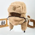 Confortevole cappello ushanka in pelliccia sintetica beige con maschera per l'inverno. - Aquila bicefala cachi