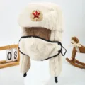 Cappello ushanka in peluche bianco con maschera facciale calda e stemma stella rossa sovietica. - Logo spiga di grano beige