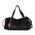 Borsa a tracolla nera in morbida pelle da donna, elegante shopper con coulisse e ciondolo. - con portachiavi / Nero
