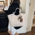 Borsa a shopper intrecciata da donna, elegante borsa a spalla capiente con grazioso ciondolo. - con portachiavi / Bianco avorio