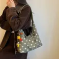 Borsa a tracolla vintage in camoscio a pois da donna, grande borsa casual versatile. - con portachiavi / Verde