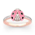 Zarter Ring mit rosa Marienkäfer, funkelnden Steinen und feiner Emaille-Detailansicht. - Größe 6 / Glücksrosa