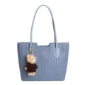 Borsa tote intrecciata azzurro chiaro da donna, elegante borsa a spalla con ciondolo orsetto. - Borsa Singola / Blu
