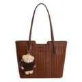 Borsa tote classica in pelle marrone intrecciata con tracolla e ciondolo orsetto donna. - Borsa Singola / Marrone