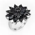 Prachtige zwarte zirkoon bloem ring voor dames, elegant zilverkleurig statement sieraden. - Zwart