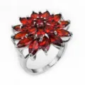 Prachtige meerlaagse rode kubieke zirkonia bloemring, elegante zilverkleurige mode sieraden. - Rood