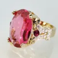 Detaillierter vergoldeter Ring mit einem großen ovalen rosa Edelstein und glänzenden Zirkonia. - Größe 6 / Fuchsia