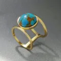 Élégante bague dorée à double anneau ornée d'une superbe pierre turquoise cabochon. - Taille 6 / Turquoise bleue dorée