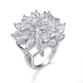Atemberaubender silberner Blumen-Statement-Ring mit funkelnden Zirkoniasteinen besetzt. - Größe 6 / Weiß