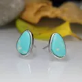 Minimalistische geometrische Türkis Ohrstecker mit 925er Silber Einfassung für Damen. - Gebogener Wassertropfen