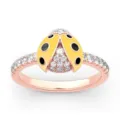 Nahaufnahme Detailansicht des süßen gelben Marienkäfer Rings mit Diamanten in Roségold. - Größe 6 / Trendiges Gelb