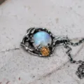Detailaufnahme des Vintage Silberzweig Anhängers mit kunstvoller Rose und blauem Mondstein. - Nur Anhänger
