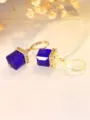 Elegantes pendientes colgantes de cristal cúbico azul oscuro con brillantes estrás y cierre dorado. - Azul zafiro