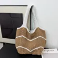 Schicke modische Strick-Tasche für Damen, lässige braun-weiße gestreifte Schultertasche. - Dunkelbeige