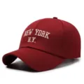 Berretto da baseball bordeaux con ricamo bianco New York, cappello casual elegante per esterni. - 56-60cm Regolabile / Borgogna