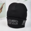 Schwarze Strickmütze mit gesticktem Slogan und Flaggen-Design für warme Wintertage und Freizeit. - Einheitsgröße / Schwarz