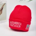 Rote Strickmütze Beanie mit bestickter Aufschrift und Flaggen-Detail für warme Wintertage. - Einheitsgröße / Rot