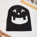 Berretto in maglia nera con disegno di viso di zucca bianco, perfetto per Halloween, comodo unisex. - Bianco e nero