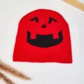 Berretto in maglia rossa con faccia di zucca nera, caldo cappello invernale di Halloween. - Rosso