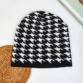 Gorro de punto con estampado de pata de gallo en blanco y negro, cálido para invierno. - Talla única / Pata de gallo