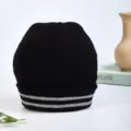 Schwarze Strickmütze mit silbernen Reflektorstreifen für den winterlichen Radsport - Verstellbar / Zwei Streifen / Schwarz