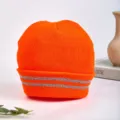 Fluoreszierende orange Strickmütze mit Reflektorstreifen für Nachtradeln und Winter outdoor. - Verstellbar / Zwei Streifen / Orangerot