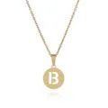 Nahaufnahme des goldenen Edelstahl hohlen Buchstaben B Halskettendetails und Kette. - Buchstabe B / Gold