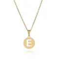 Goldene Edelstahl Halskette mit Buchstaben E Anhänger Detailansicht für den Alltag - Buchstabe E / Gold
