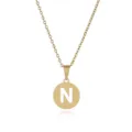Nahaufnahme der goldenen Edelstahl Halskette mit schickem hohlem Buchstaben N Anhänger. - Buchstabe N / Gold