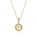 Detailansicht der goldenen Edelstahl Halskette mit hohlem Buchstaben Q Anhänger für Damen. - Buchstabe Q / Gold