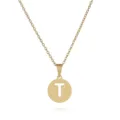 Detaillierte Nahaufnahme einer eleganten goldenen Edelstahl Buchstabe T Halskette. - Buchstabe T / Gold