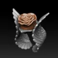 Primo piano di anello ali d'angelo in argento vintage con dettaglio di rosa marrone. - Taglia 6 / Due colori