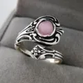 Anello aperto in argento vintage con pietra di cristallo rosa, dettaglio floreale intagliato. - Taglia 6 / Argento Antico Quarzo Rosa