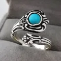Anello in argento regolabile vintage con gemma turchese rotonda e dettagli floreali intagliati. - Taglia 6 / Argento Antico Turchese