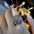 Detaillierte Nahaufnahme eines glamourösen Statement-Rings mit bunten Strasssteinen. - Größe 6 / Regenbogen