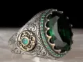 Anello da uomo vintage in argento inciso con pietra preziosa verde e zirconi brillanti. - Taglia 8 / Argento Antico Verde Smeraldo